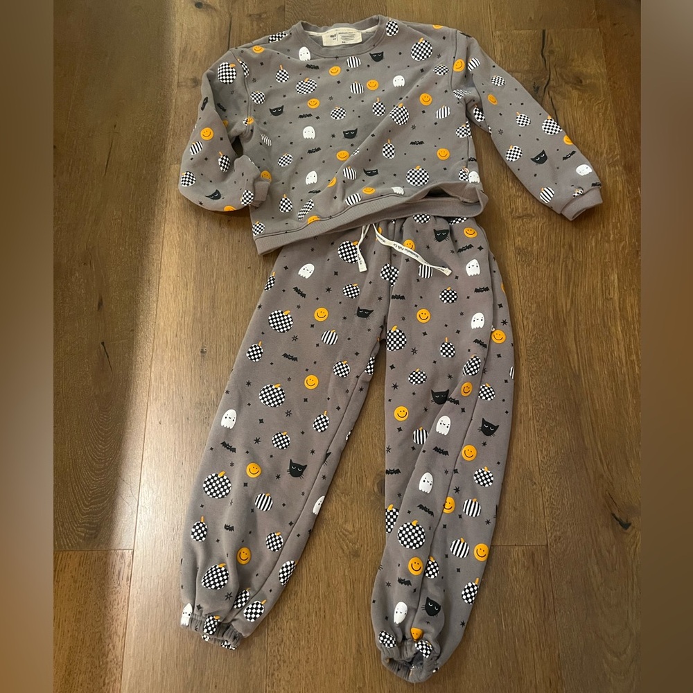 Mimilastic Folk Co Gray Halloween Themed 2 piece Sweatsuit size 6-8 Like New !!!